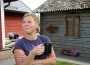 VANA LUMMUSES: Kristel Sammelit võlus krundil vana palkhoone, mis on tema teada olnud kunagi eestoaga saun. Praegu on see jätkuvalt muldpõrandaga ja ilma elektrita, aga tulevikus saab sellest suvetuba.