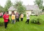 Linda Kivisild juhatab vägesid oma Piilsi kodus, kus ta on sündinud ja nüüd pensionipõlve peab.