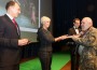 Evelin Ilves õnnitlemas Dmitry Vorobievit, kelle balletifoto pälvis kategoorias "Unustamatu elamus Virumaal" esikoha.