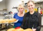 Veera ja Olga Putan võtavad ahjust imeliselt lõhnavad kitsepiimasaiad, mis lähevad müüki Konju mõisa talupoodi Tallinnas.