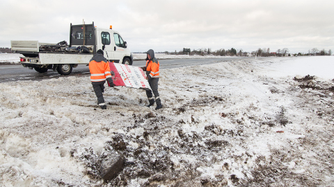Eile hommikul oli politsei bussi juba ära viinud ja asitõendina hoiule võtnud. Teehooldajad korjasid veel sündmuskohal leiduvaid asju, nimetatud juhul bussi pakiruumi luuki.