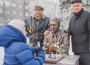 Skulptor Aivar Simson ja ettevõtja Aleksandr Brokk lasid endast oma töövilja taustal pilti teha. Tühja koha mängulaua taga hõivasid kordamööda mälestusmärgi avamisele tulnud narvalased. Simson kinnitas kohalviibinutele, et pani Kerese skulptuuri kogu oma hinge. Selle peale hüüti rahva seast "Aitäh!" ning kõlas tormiline aplaus.
