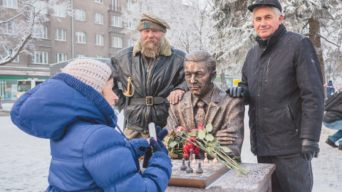 Skulptor Aivar Simson ja ettevõtja Aleksandr Brokk lasid endast oma töövilja taustal pilti teha. Tühja koha mängulaua taga hõivasid kordamööda mälestusmärgi avamisele tulnud narvalased. Simson kinnitas kohalviibinutele, et pani Kerese skulptuuri kogu oma hinge. Selle peale hüüti rahva seast "Aitäh!" ning kõlas tormiline aplaus.