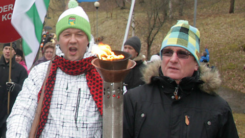 Aivar Surva (vasakul) ja Roland Peets on veendunud, et ühinemine tuleb nii Jõhvile kui Toilale kasuks, kuid selles, kui suureks peaks liitumiste järel kujunema uus tekkiv omavalitsus, nad päris ühte meelt ei ole. Foto on tehtud eelmise aasta talvise laulupeo "Jää hääl" rongkäigu ajal.
