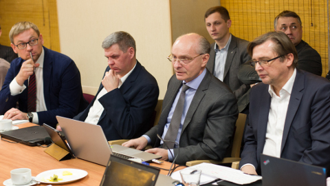 Peep Peterson (vasakul) leidis, et ametiühingud peaksid koos tööandjatega otsima võimalusi, kuidas Ida-Viru inimestele töökohad säilitada.
