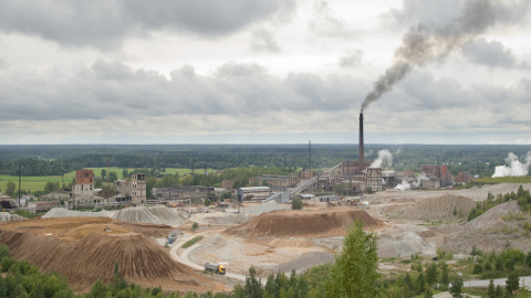 Kiviõli Keemiatööstus võitleb madala naftahinna vastu vähendatud tööjõukuludega. See aitab tehast ka kriisiperioodil käigus hoida.