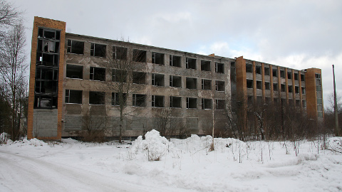 Aastal 2007 kavatses Kohtla-Järvel Järveküla teel asuva endise ehitustrusti kontori ostnud firma selle hotelliks ja büroohooneks ehitada; tegelikkuses laguneb hoone aasta-aastalt üha õnnetumaks.