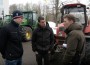 Kõige pilkupüüdvam "boks" oli Savala masinaühistul. Selle juht Mihkel Olt organiseeris kontserdimaja ette kolm traktorit ning värbas masinapargi juures traktoristi, hooajalist abitöölist ja lüpsjat-vasikatalitajat. "Meil pole kodulehte ega plakateid. Mõtlesime, et tühja laua taha on imelik istuda. Seetõttu otsustasime masinad tuua − võib-olla köidavad need mõne inimese pilku. Tormi just ei joosta, sest viimase 20-25 aastaga on inimesed põllumajandusest võõrdunud. Leitakse, et tööstuses on lihtsam," rääkis Olt.