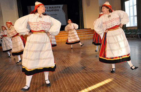 Jõhvi naisrühm Gevi (pildil) ja Tammiku naisrühm tantsivad II Eesti naiste tantsupeol N1 rühmaliigis, kuuludes Eesti naisrahvatantsurühmade tippude hulka.