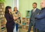 OÜ Corrigo juhatuse liige Tiiu Sepp (vasakul) selgitas riigikogu liikmele Helmen Kütile, tervise- ja tööminister Jevgeni Ossinovskile ning parlamendisaadik Andres Anveltile metadooni jagamise põhimõtteid. Ministri selja taga paistab lukustatud kapis kanister metadooniga; iga kliendi doosi määrab psühhiaater.