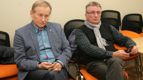 Kohtla volikogu esimees Arno Rossman (vasakul) ja Toila volikogu esimees Roland Peets 20. oktoobril Jõhvi volikogu istungit jälgimas. Nende näoilmest võib lugeda ilmselget pettumust volikogu otsuse üle.