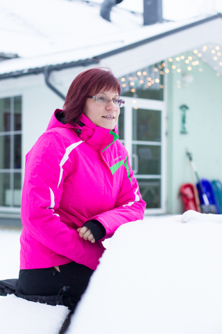 Karis Mugamäe sattus seitsme ja poole aasta eest Tudulinna ning kuulis, et lastekodu on juhi puudumise tõttu sulgemise äärel. Ta otsustas veeta oma puhkuse uut juhatajat otsides ja jäi lõpuks ise.