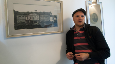 Kalle Markus Palanderi sekeldused Eesti politseiga kiiruseületamiste pärast on tekitanud olukorra, kus politsei taotles tema trellide taha saatmist. Nüüd on üks trahv tasutud, kuid kaks veel kohtutäituri menetluses.