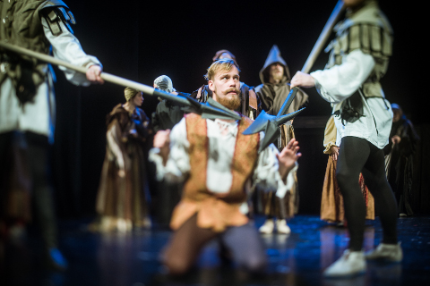 Lapsena Rakvere teatris väikest poissi mänginud Karl Robert Saaremäe on kodulaval tagasi − Viljandi kultuuriakadeemia tudengina, mängimas diplomilavastuses "Thijl Ulenspiegel" nimiosa.