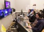 ETV+ juhtimispult näeb välja selline. Operaatorid näevad/kuulevad, mis toimub, ja saavad saatejuhtidele nagu "tark mees taskus" otse eetris kõrva sosistada, mida tuleks teha.