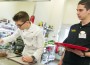 Peller Daniel ja Finta Aron toimetavad kaks kuud Jõhvis linna servas asuvas Gruusia trahteris Mimino. Ööbivad nad Ida-Virumaa kutsehariduskeskuse õpilaskodus ja juba esimesel õhtul õnnestus neil kohalike noortega sõbruneda.