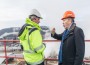 Ahti Asmann (vasakul) ja Aivar Kokk rääkisid põlevkivi jaotussüsteemist ka Petroteri õlivabriku katusel.