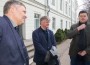 Marko Pomerants (vasakult), Kęstutis Navickas ja Kaspars Gerhards veetsid eile kaks tundi Sillamäe suurtööstusega tutvudes.