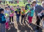 Bioloogiaõpetaja Anneli Dietrich mõõdab taimede istutuskauguseks kaks hargivahet ehk 1,6 meetrit. Kooli vilistlane Raimo Sarapuu eraldas oma põllumaast vajaliku suurusega tüki ja aitas ka maad harida. Dietrich loodab, et vähemalt mõned vanemad koos lastega tulevad suvel appi taimi kastma.