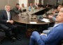 Jaak Aab (vasakul) tutvustas reedel valitsuse Ida-Virumaa arendamisplaane ka siinsetele omavalitsusjuhtidele, kuid väga konkreetseid sõnumeid tal polnud.